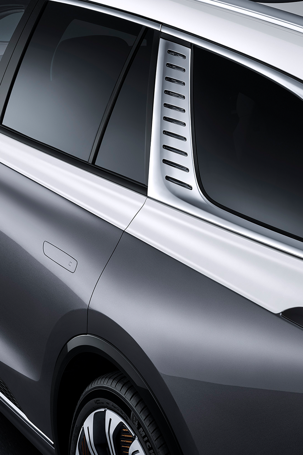 Hongqi - Exterior - Grey and white - page image